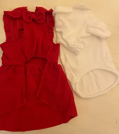 Vestido rojo con moño y camiseta blanca - miniatura 2