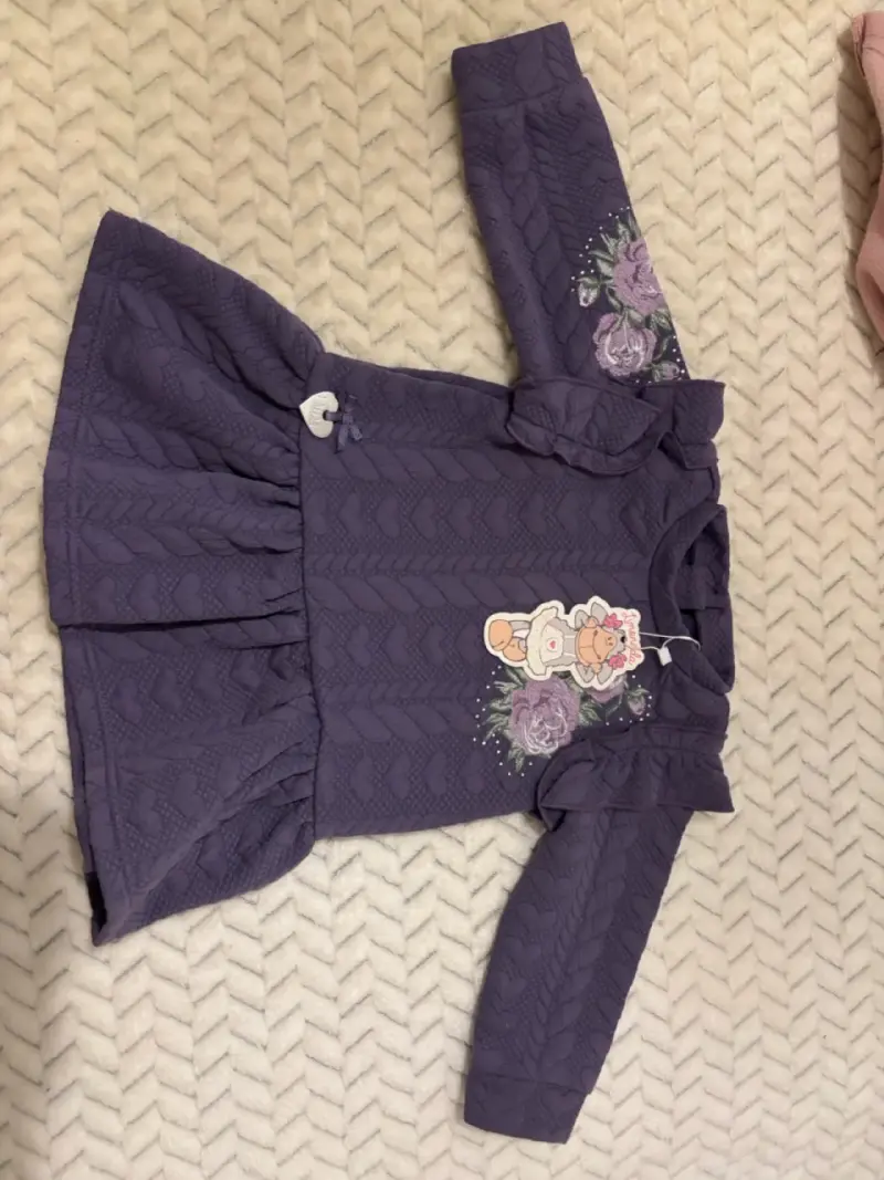 Vestido morado infantil con motivos