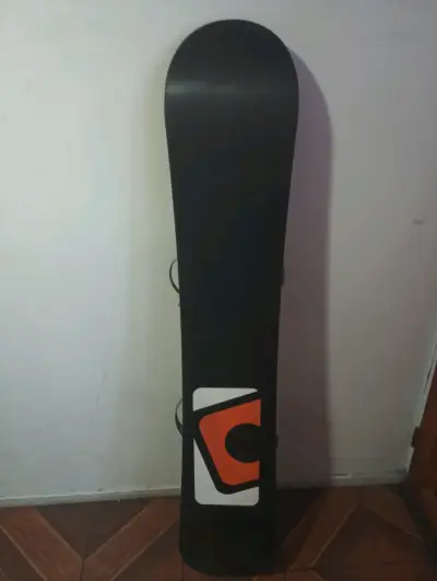 Tabla de snowboard negra con logo - miniatura 1