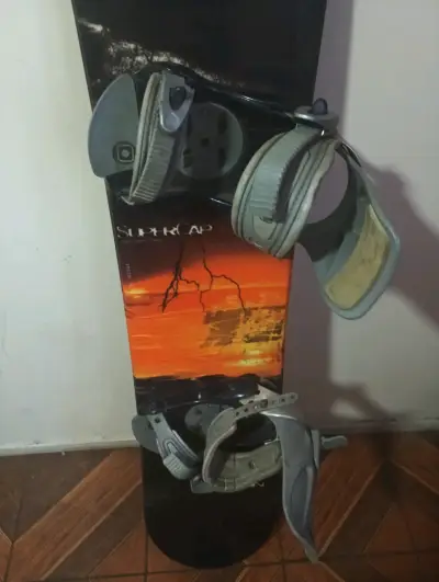 Tabla de snowboard negra con logo - miniatura 2