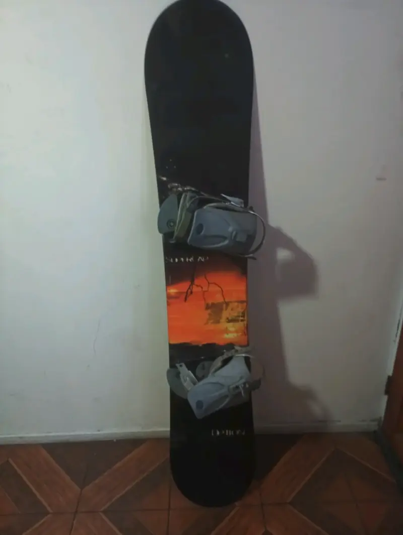 Tabla de snowboard negra con logo - 3