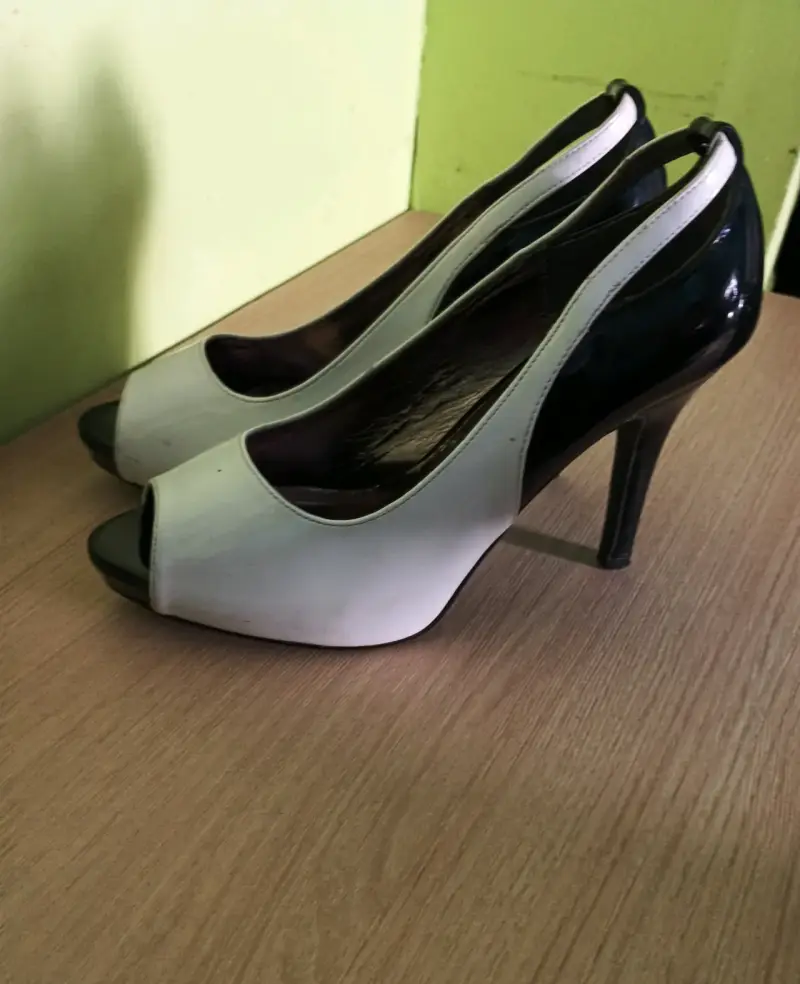 Zapatos de taco alto blanco y negro