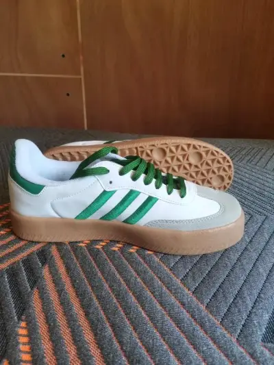 Zapatillas deportivas blancas y verdes - miniatura 1