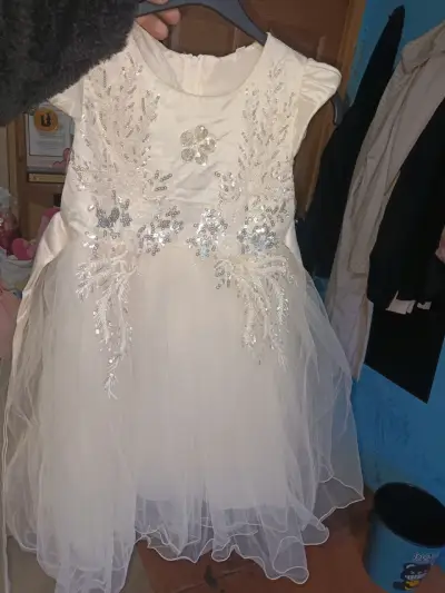 Vestido blanco de fiesta con encaje - miniatura 1