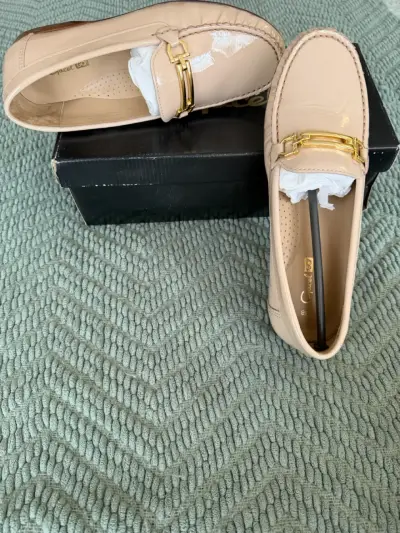 Mocasines beige con detalle dorado - miniatura 1