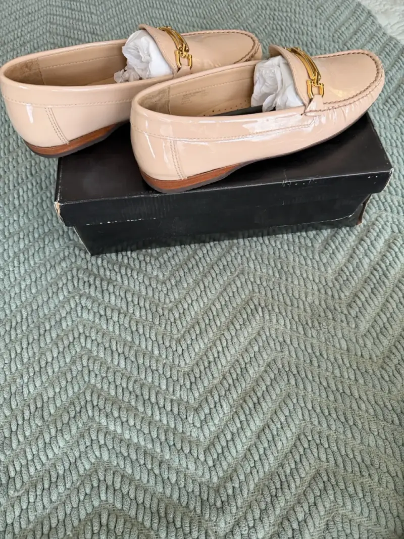 Mocasines beige con detalle dorado - 2