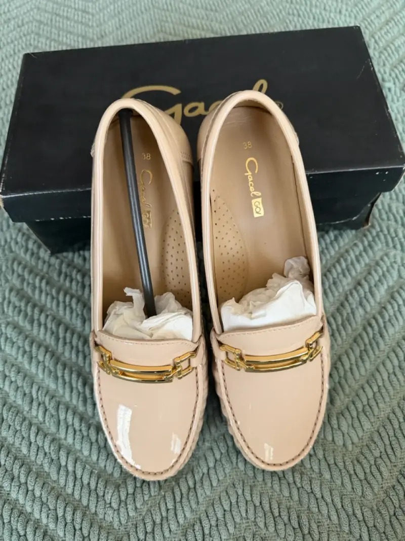 Mocasines beige con detalle dorado - 3