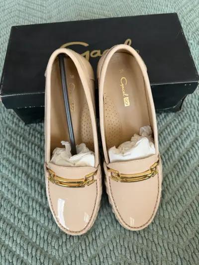 Mocasines beige con detalle dorado - miniatura 3