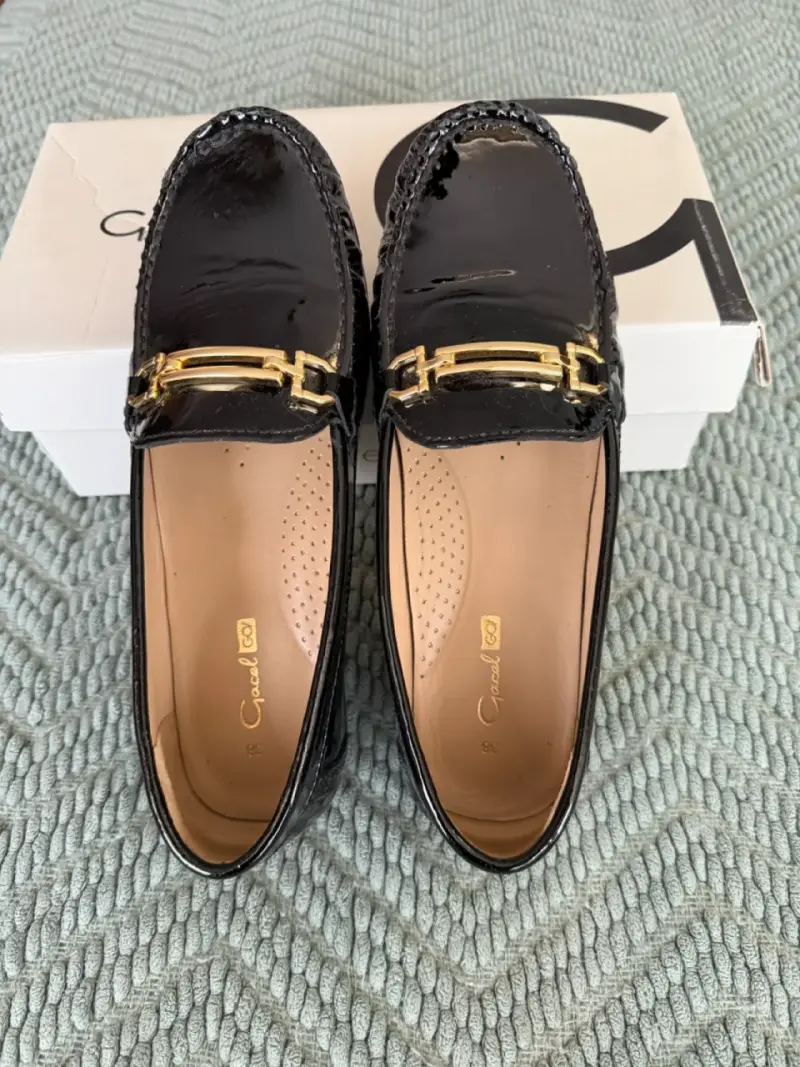 Mocasines negros con detalle dorado