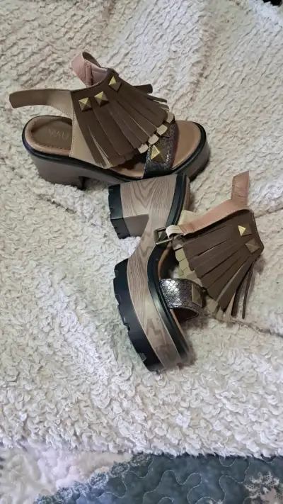 Sandalias marrones con flecos (viauno) - miniatura 1