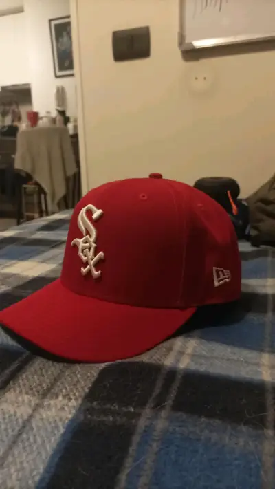 Gorra roja y Café con diseño, cerradas - miniatura 1