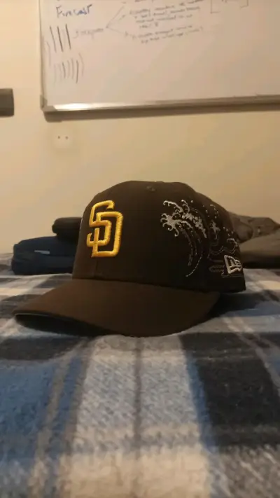 Gorra roja y Café con diseño, cerradas - miniatura 4