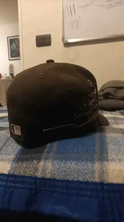 Gorra roja y Café con diseño, cerradas - miniatura 5