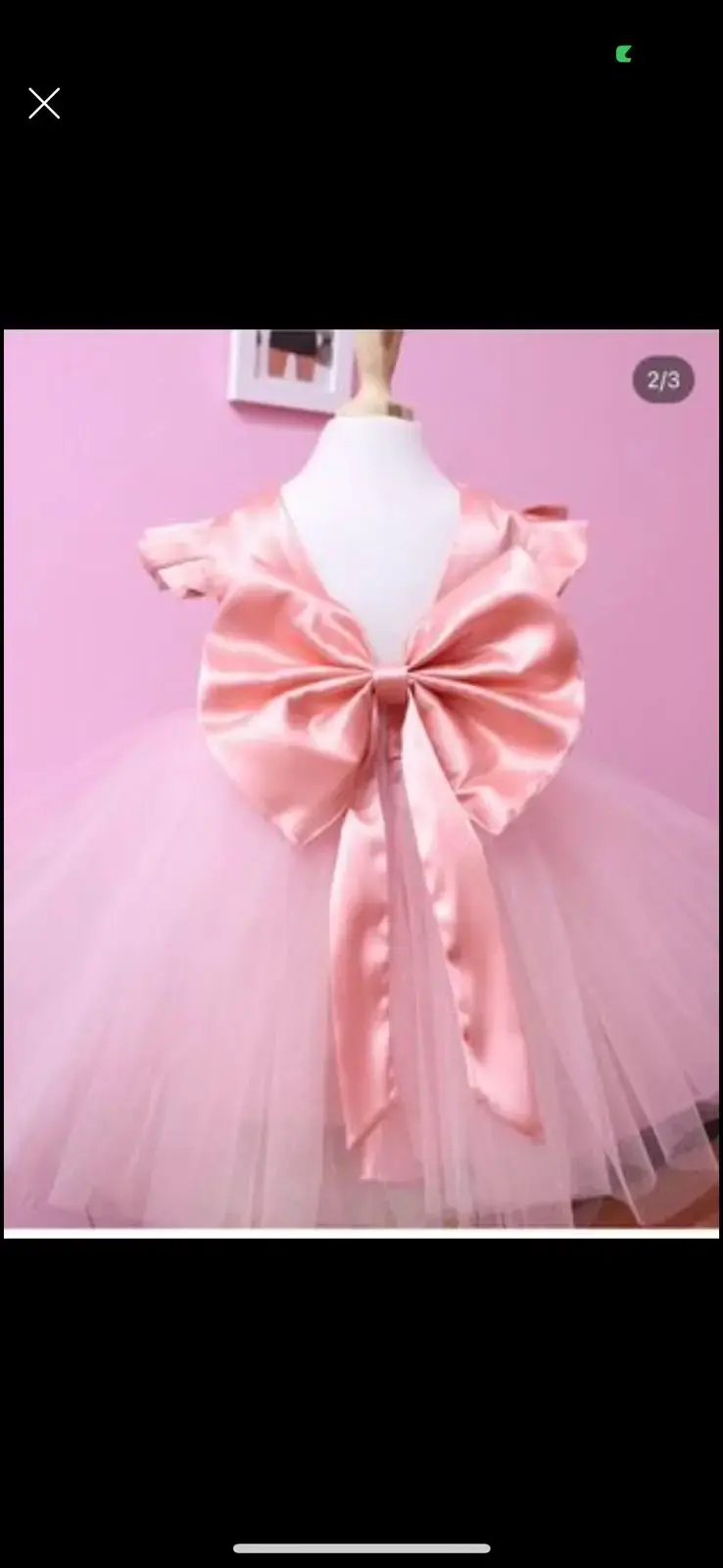 Vestido de niña rosa con lazo