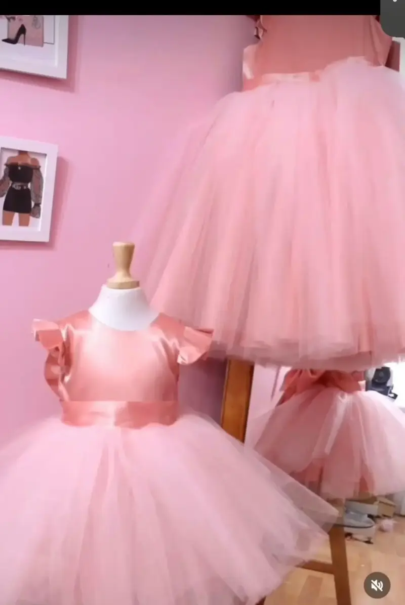 Vestido de niña rosa con lazo - 2