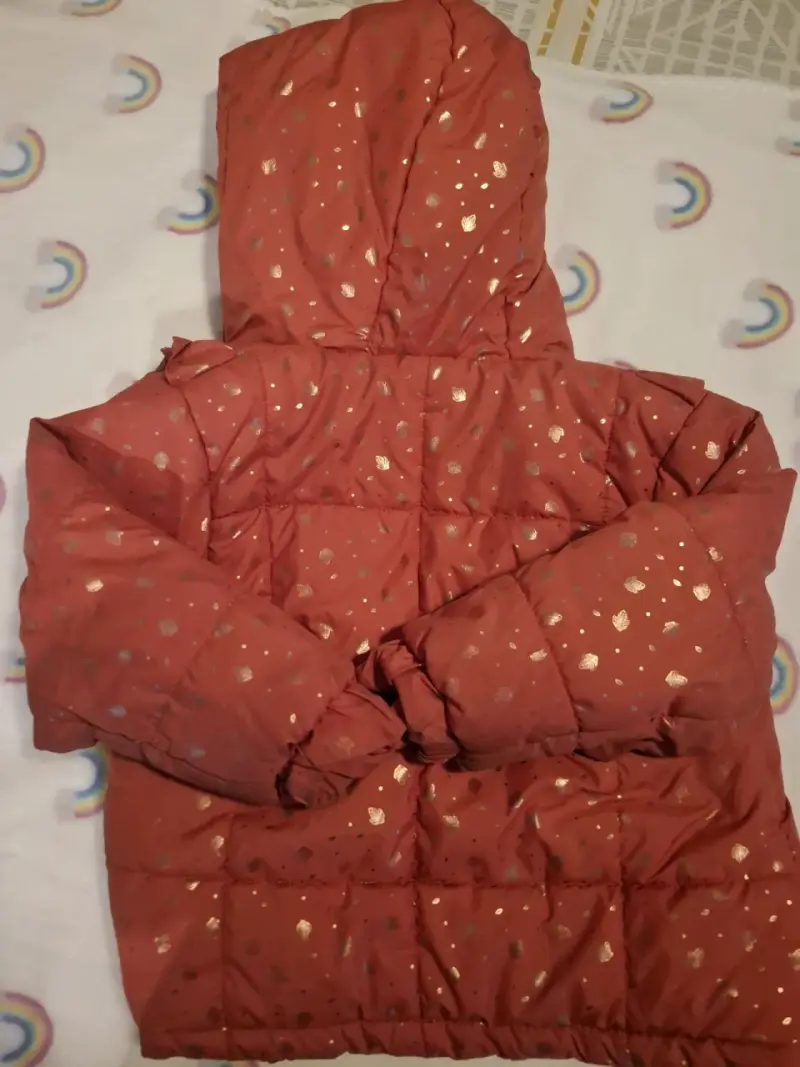 Chaqueta acolchada roja con capucha