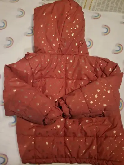 Chaqueta acolchada roja con capucha - miniatura 1