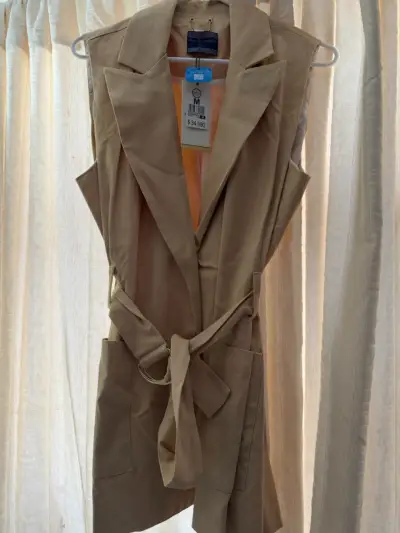 Chaqueta beige sin mangas - miniatura 1