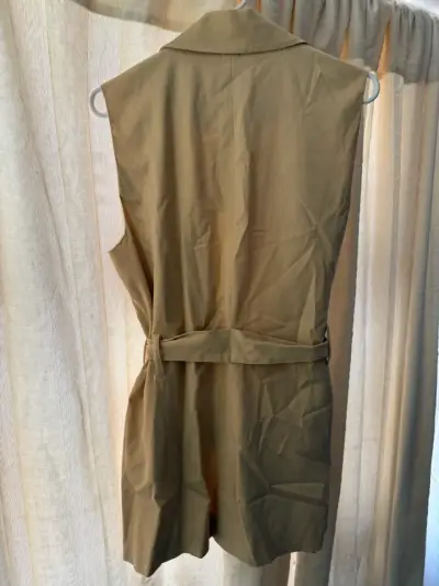 Chaqueta beige sin mangas - miniatura 2