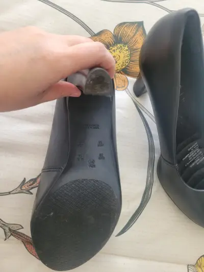 Tacones negros de cuero sintético - miniatura 1