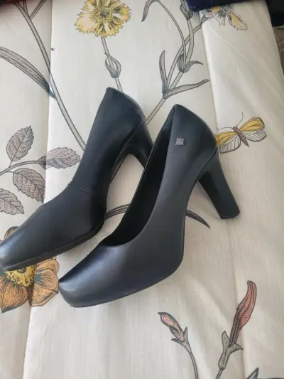 Tacones negros de cuero sintético - miniatura 4