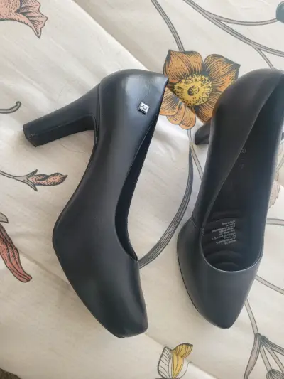 Tacones negros de cuero sintético - miniatura 5