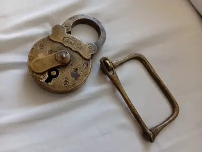 Candado antiguo de bronce - miniatura 1