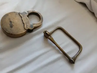 Candado antiguo de bronce - miniatura 2