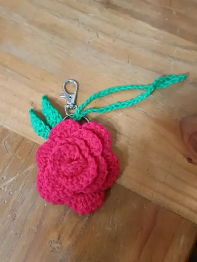 Llavero rosa tejida a crochet - miniatura 1