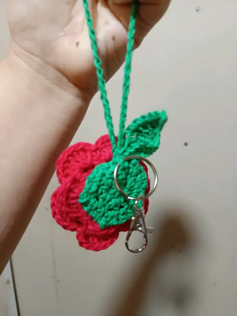 Llavero rosa tejida a crochet - 2