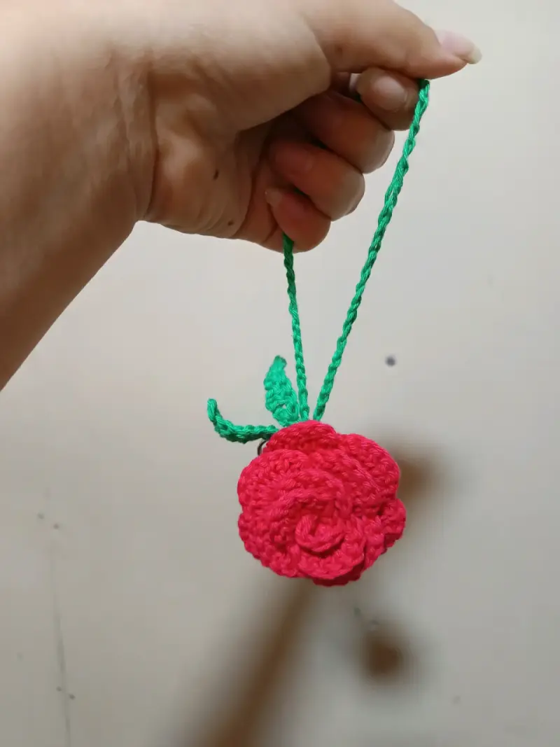Llavero rosa tejida a crochet - 3