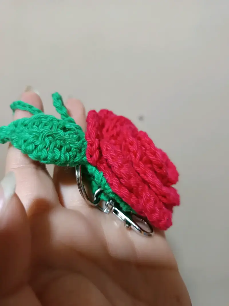 Llavero rosa tejida a crochet - 4