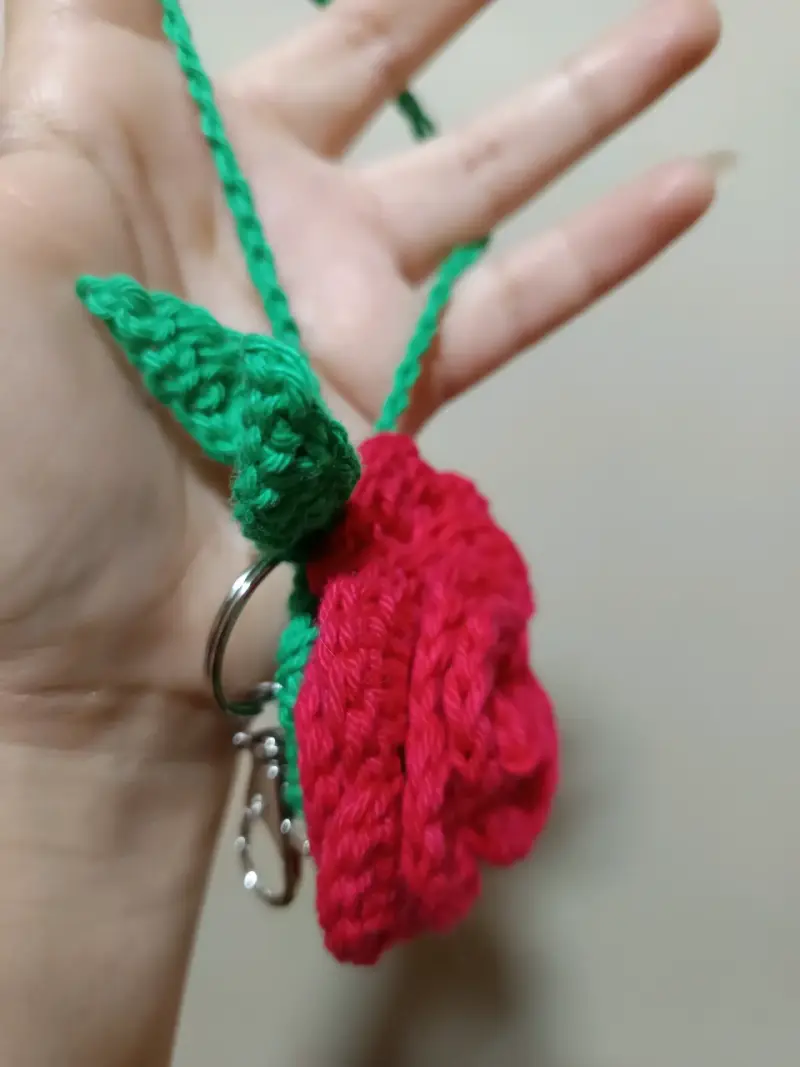 Llavero rosa tejida a crochet - 5