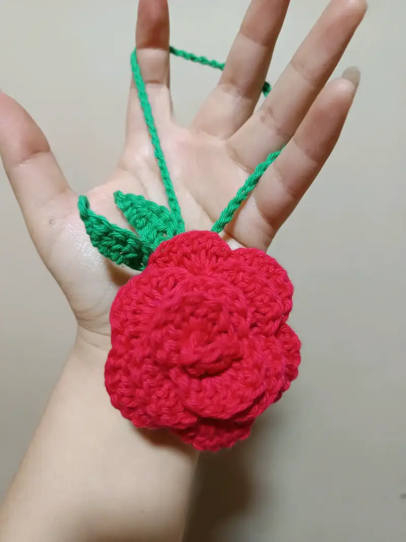 Llavero rosa tejida a crochet - 6