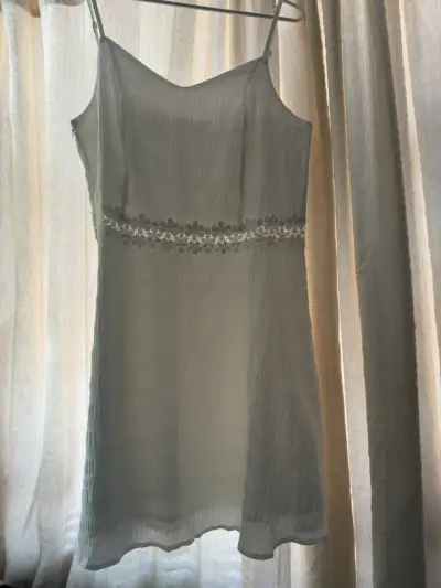 Vestido corto blanco con bordado - miniatura 1