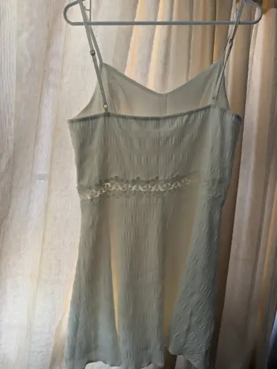 Vestido corto blanco con bordado - miniatura 2