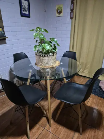 Set de comedor vidrio y sillas negras - miniatura 1