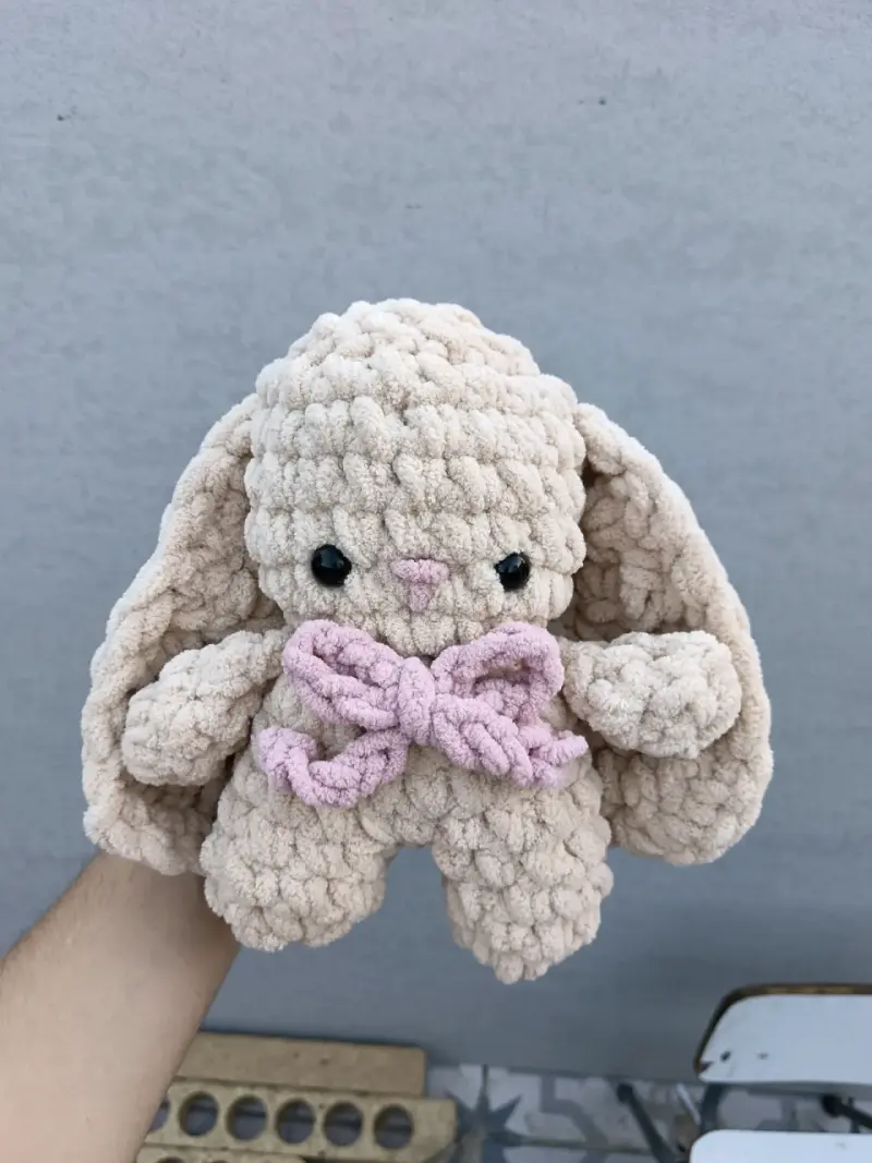 Conejo de peluche beige con lazo tejido a crochet - 1
