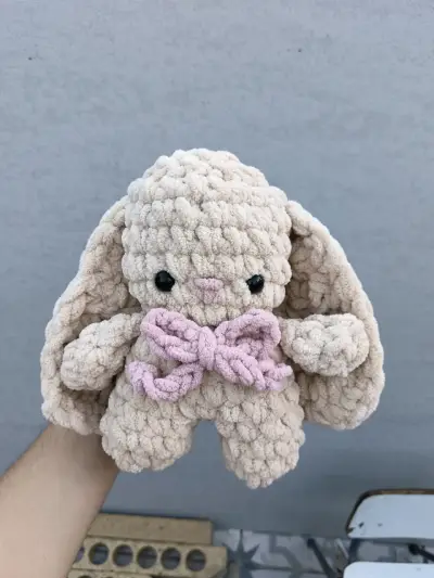 Conejo de peluche beige con lazo tejido a crochet - miniatura 1