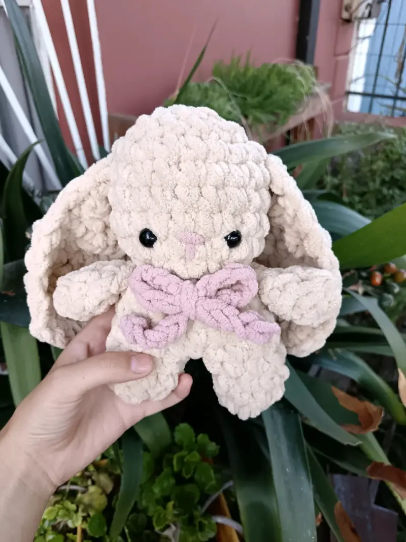 Conejo de peluche beige con lazo tejido a crochet - 2