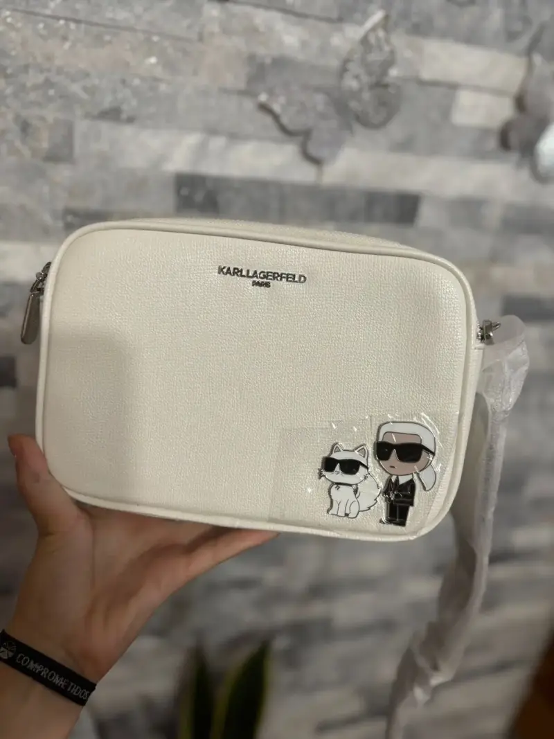 Cartera blanca con diseño Karl Lagerfeld