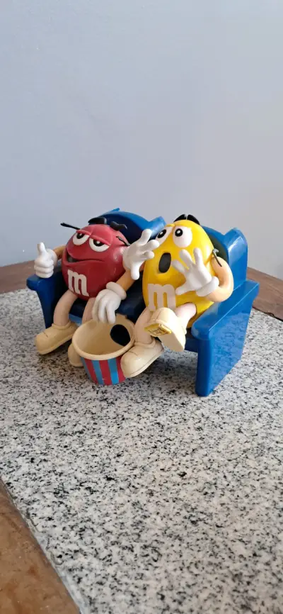 Adorno de M&M en sillón - miniatura 1