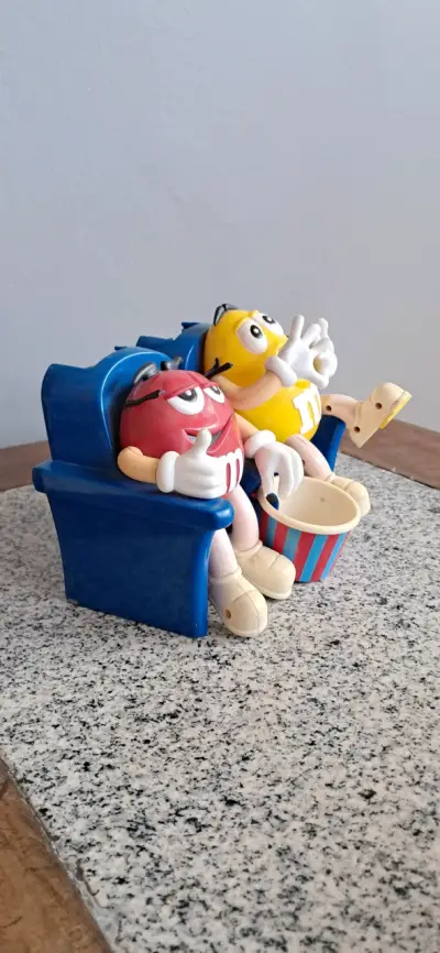 Adorno de M&M en sillón - miniatura 3