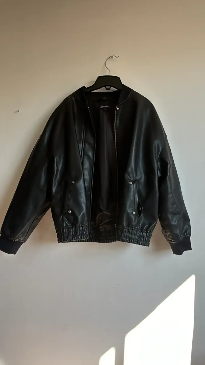 Chaqueta negra de cuero sintético