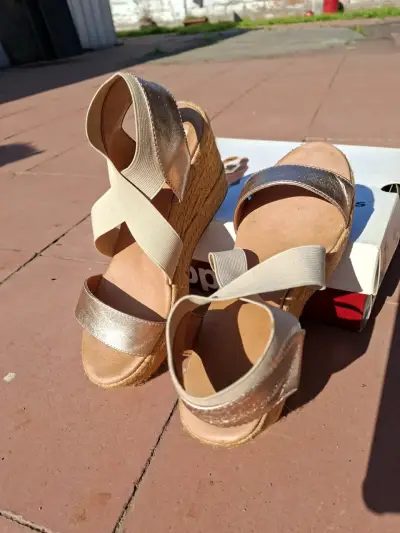 Sandalias plataforma doradas - miniatura 2