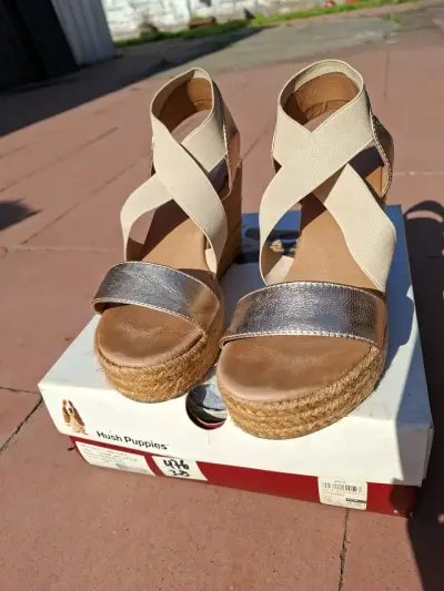Sandalias plataforma doradas - miniatura 3