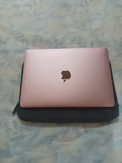 Laptop Macbook color rosado - miniatura 1