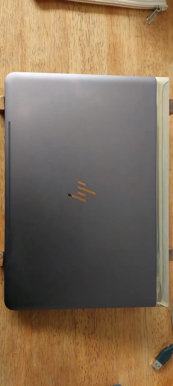 Notebook HP Spectre (Lila oscuro con dorado) - 2