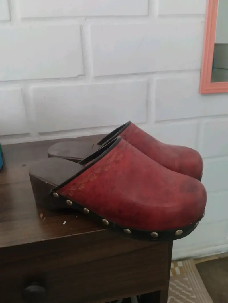 Zuecos de cuero rojos - 1
