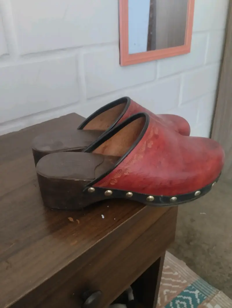 Zuecos de cuero rojos - 2